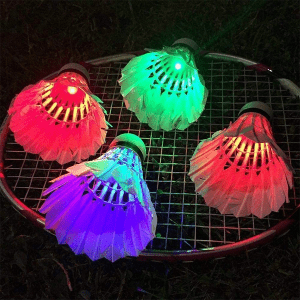 LED-valolla varustettu sulkapallo