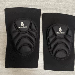 Asiakkaalta T*****r saatu lumilautailun iskunvaimennetut shortsit ja polvisuoja.