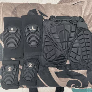 Asiakkaalta L**a saatu lumilautailun iskua vaimentavat pehmustetut shortsit ja polvisuojat.